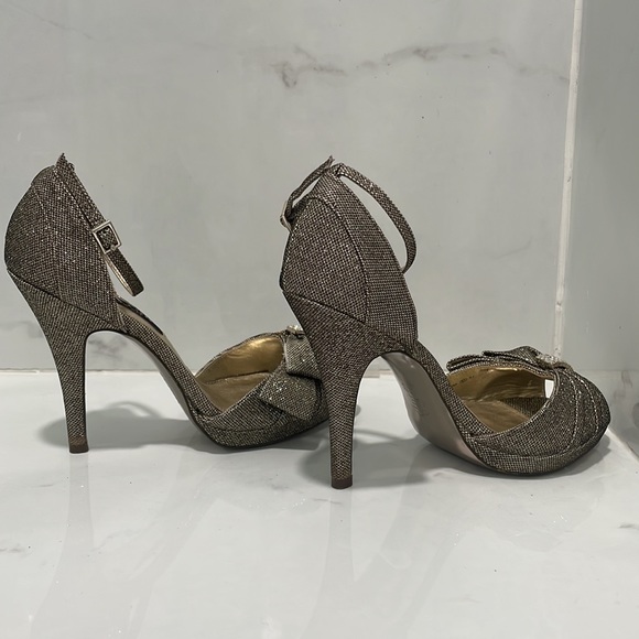 Sparkly Gold and Black Pumps - Picture 9 of 10